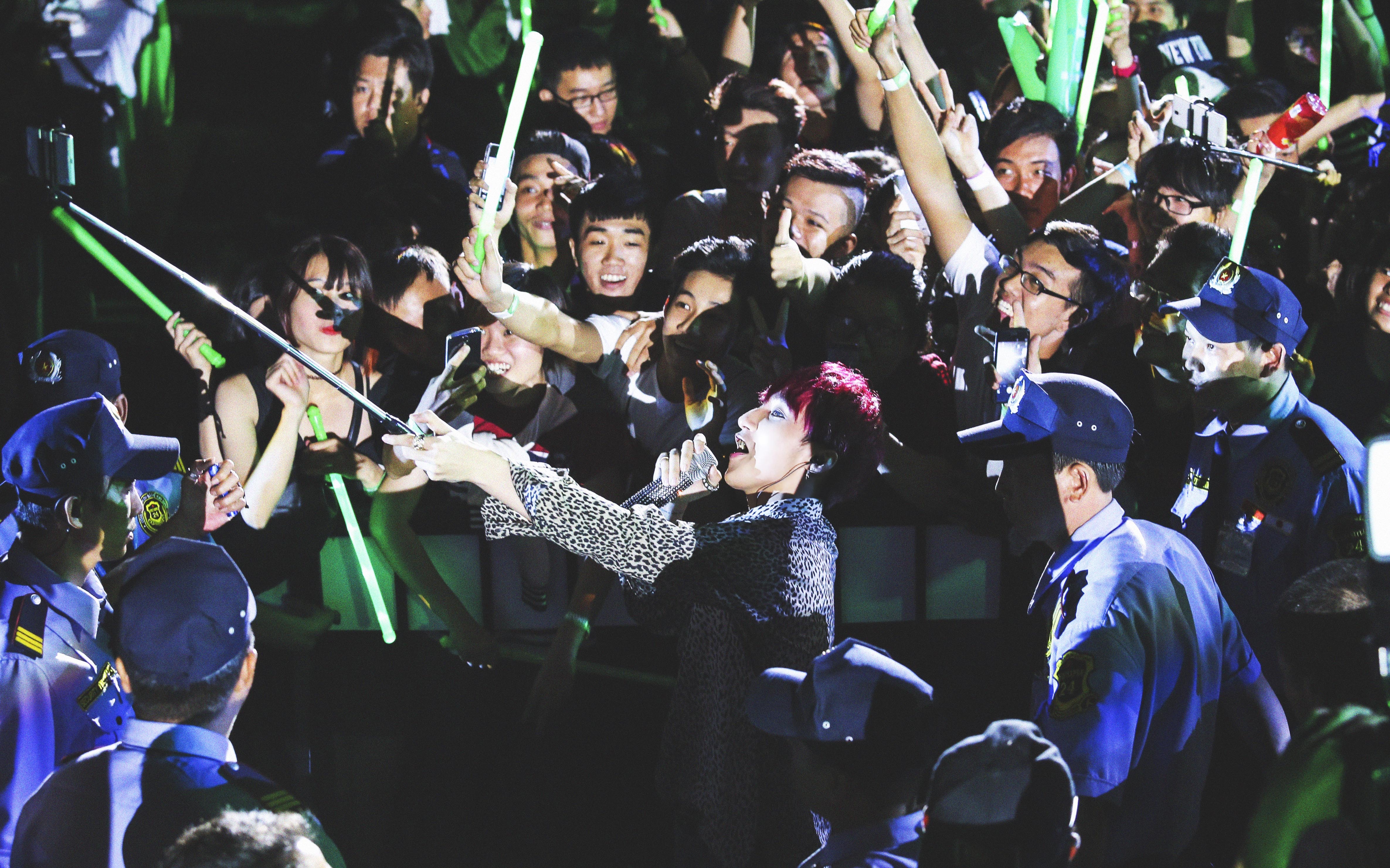 Dù các fan rất sung nhưng vẫn không đủ sức khiến không khí bớt loãng.