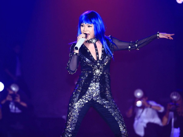 Giữa năm 2012, Thanh Thảo dù bệnh nặng vẫn không từ chối chuyến sang Hàn Quốc lưu diễn. Tại đây, căn bệnh của cô bùng phát, kéo theo những cơn đau dữ dội. Ngay lập tức, cô được đưa về khách sạn và nhận sự chăm sóc đặc biệt của bác sĩ. Ảnh: Giữa năm 2012, Thanh Thảo dù bệnh nặng vẫn không từ chối chuyến sang Hàn Quốc lưu diễn. Tại đây, căn bệnh của cô bùng phát, kéo theo những cơn đau dữ dội. Ngay lập tức, cô được đưa về khách sạn và nhận sự chăm sóc đặc biệt của bác sĩ. Ảnh: Lý Võ Phú Hưng