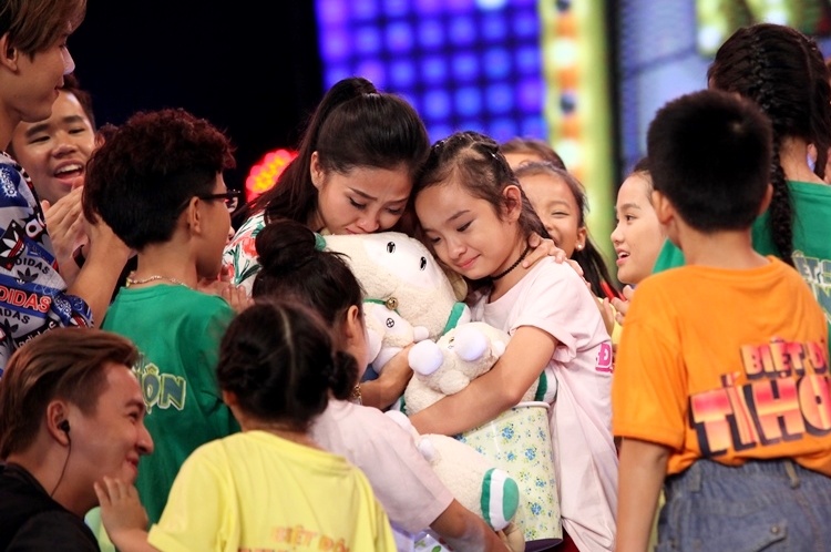 Liêu Hà Trinh bật khóc khi chia tay sớm các học trò.