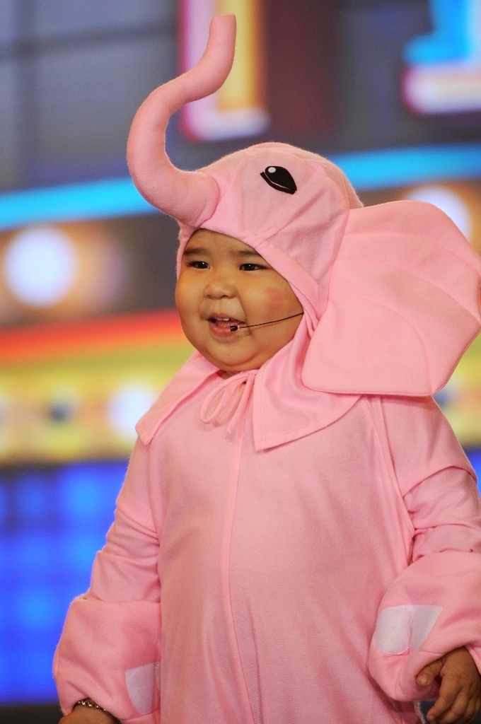 Ku Tin hóa thân thành chú voi hồng.