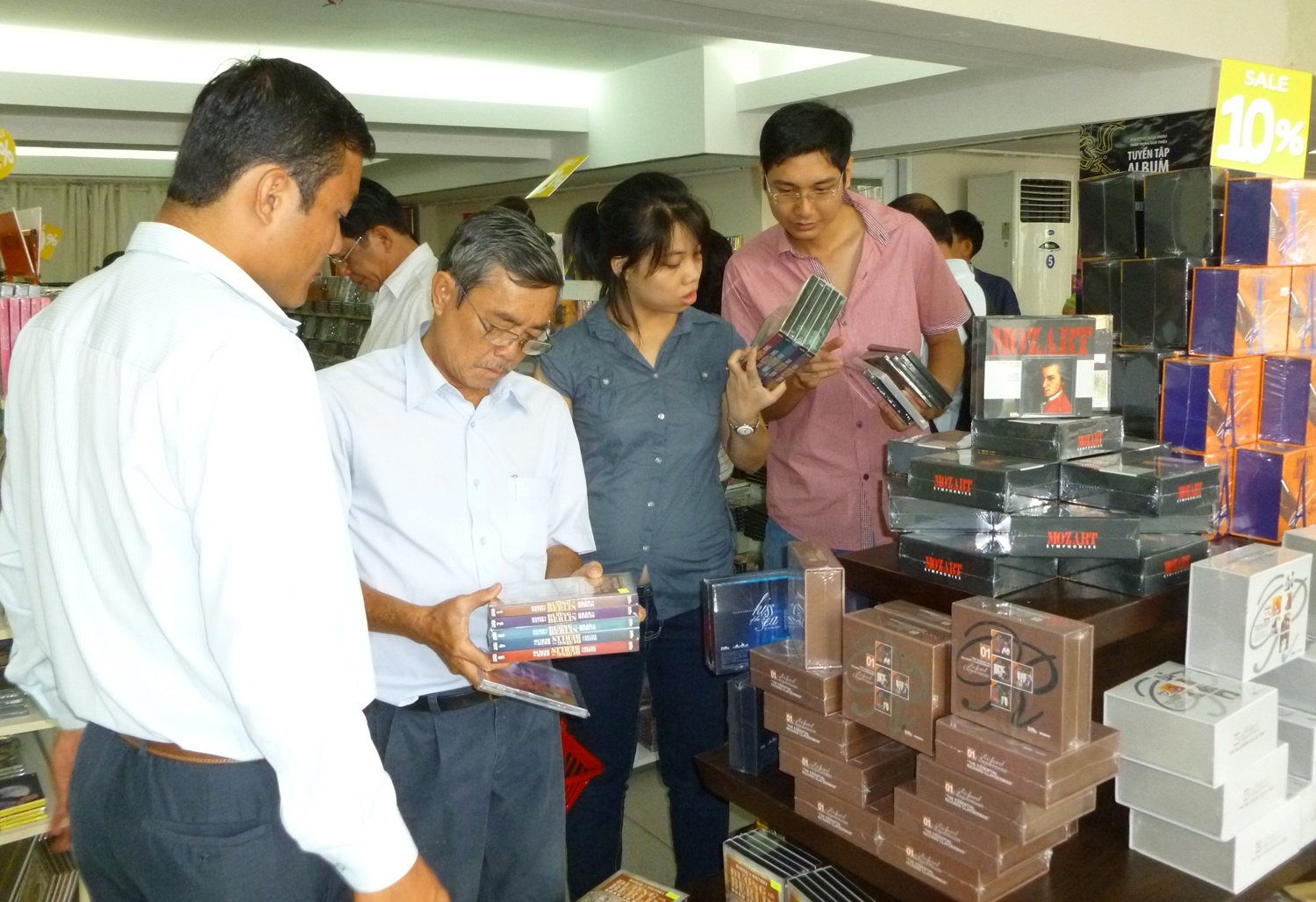 Khách hàng mua sắm tại Hội chợ băng đĩa 2014.