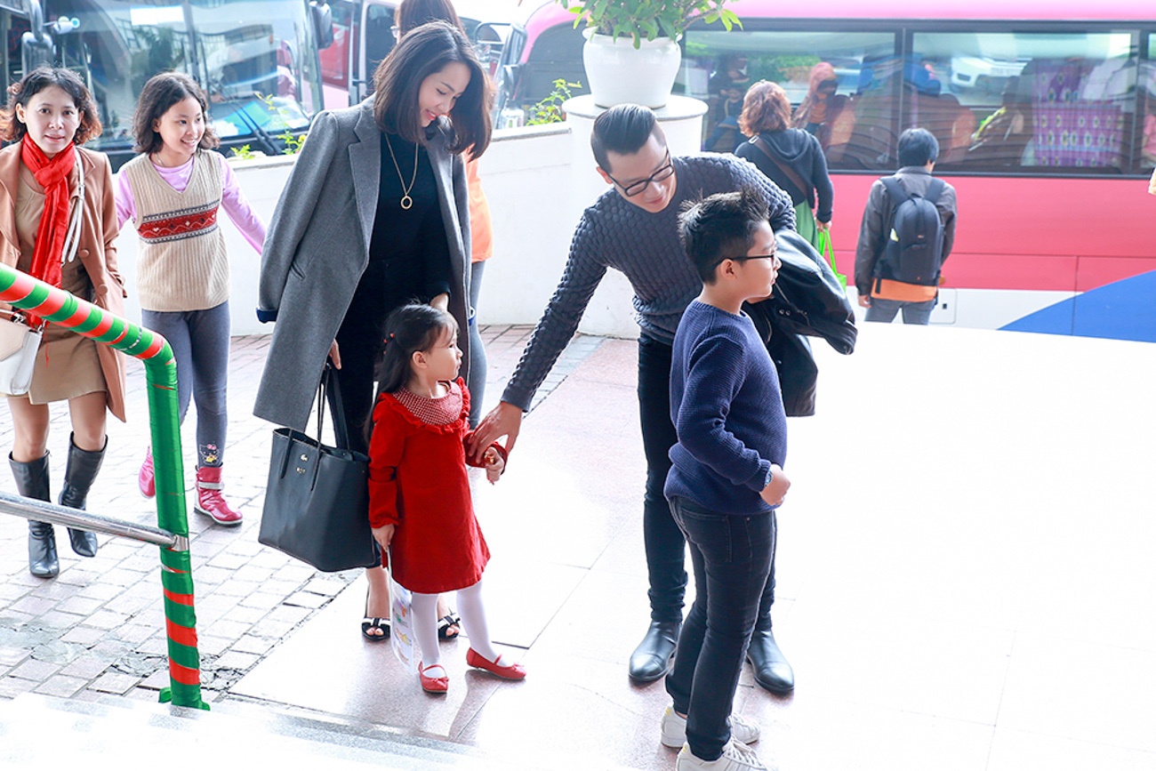 Vào sáng hôm nay, gia đình ca sỹ Hoàng Bách đã nhận lời mời tham dự sự kiện “Những đôi tay xinh” do Dự án Giáo dục trẻ Điếc trước tuổi đến trường (IDEO) tổ chức.