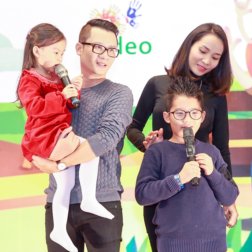 Tê Giác thể hiện rõ tính cách độc lập và chín chắn thông qua những giao tiếp với các bạn nhỏ. Trước đó, cậu nhóc cũng tỏ ra thích thú khi tìm hiểu cách sử dụng ngôn ngữ ký hiệu.