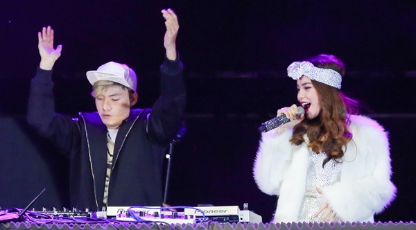 Sao Viet co vu Ha Ho va DJ noi tieng bieu dien hinh anh