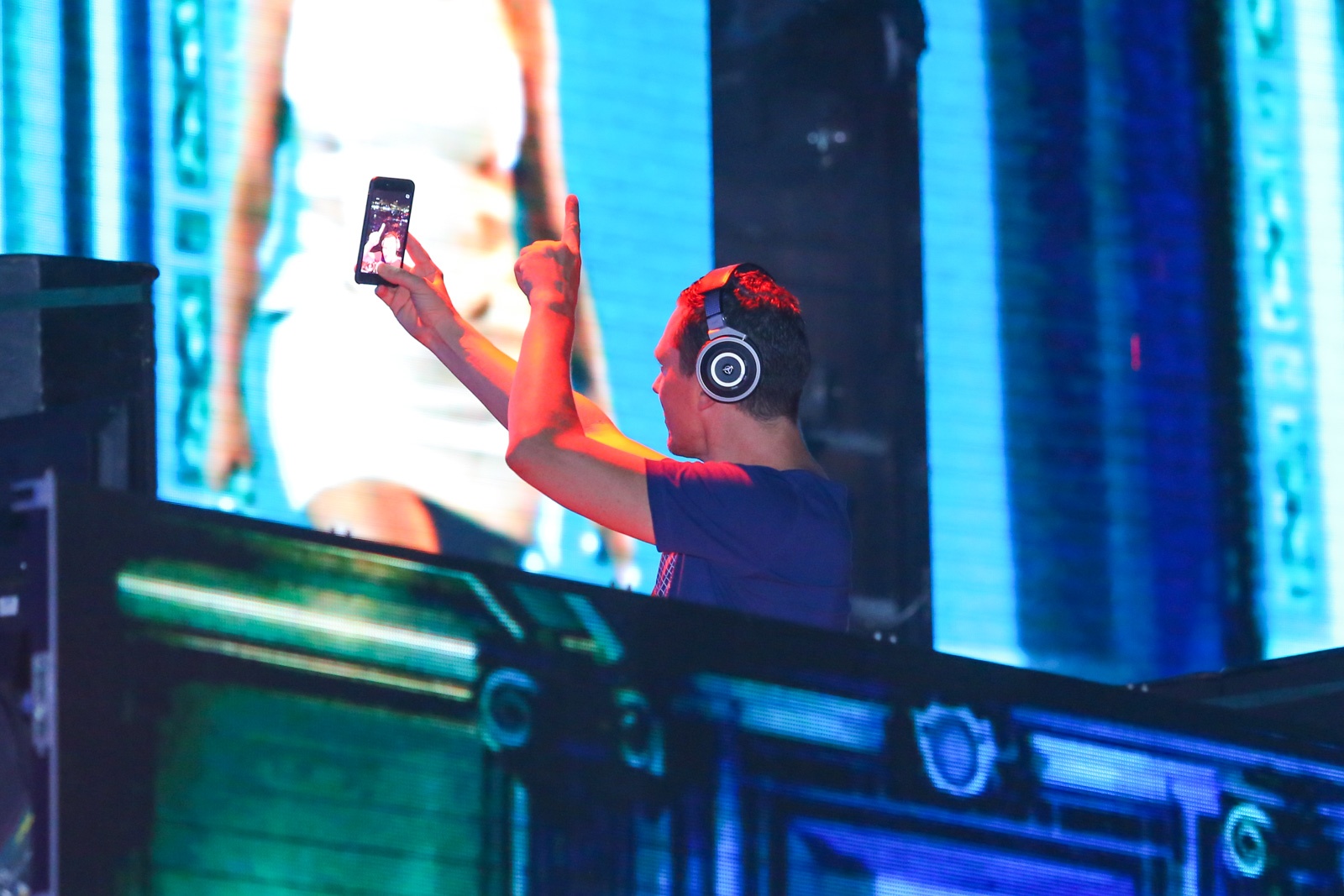 Anh đã thổi bùng không khí đêm tiệc bằng loạt hit bất hủ của mình như Lethal Industry, Love Come Agian, Adagio For Strings... cùng ca khúc hit mới nhất của Adele là Hello.