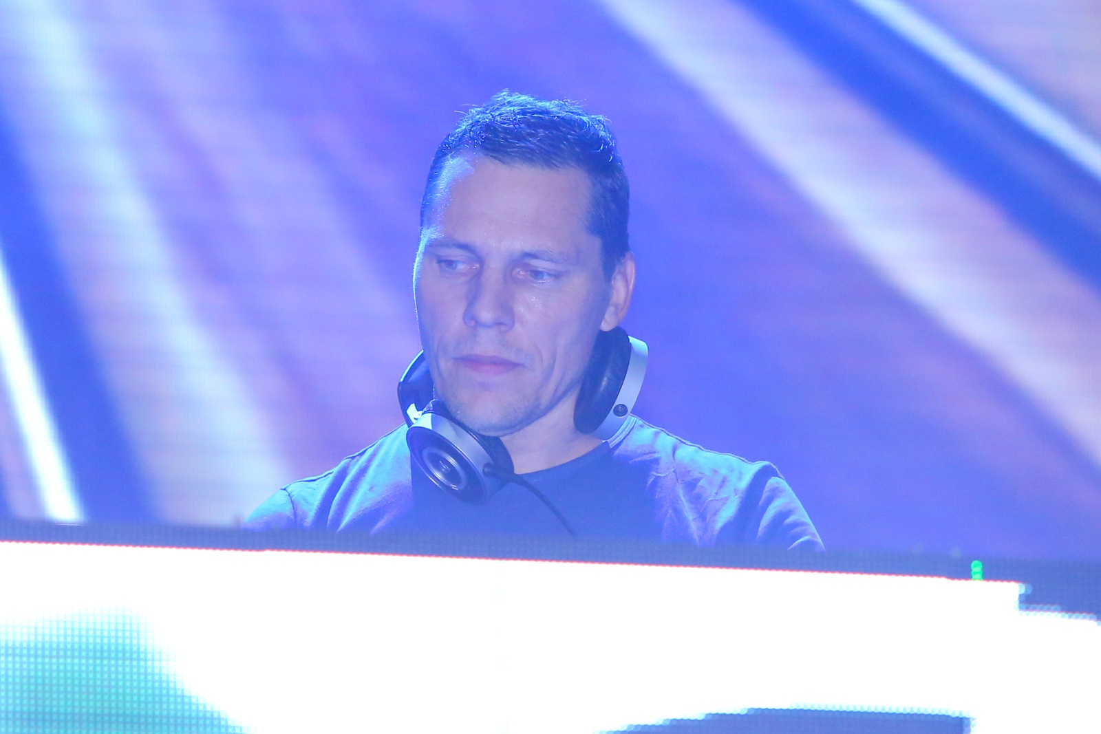 Được mong chờ nhất trong suốt sự kiện lần này là màn xuất hiện của DJ Tiesto. Anh đã thổi bùng không khí đêm tiệc bằng loạt hit bất hủ của mình như Lethal Industry, Love Come Agian, Adagio For Strings... cùng ca khúc hit mới nhất của Adele là Hello. 
