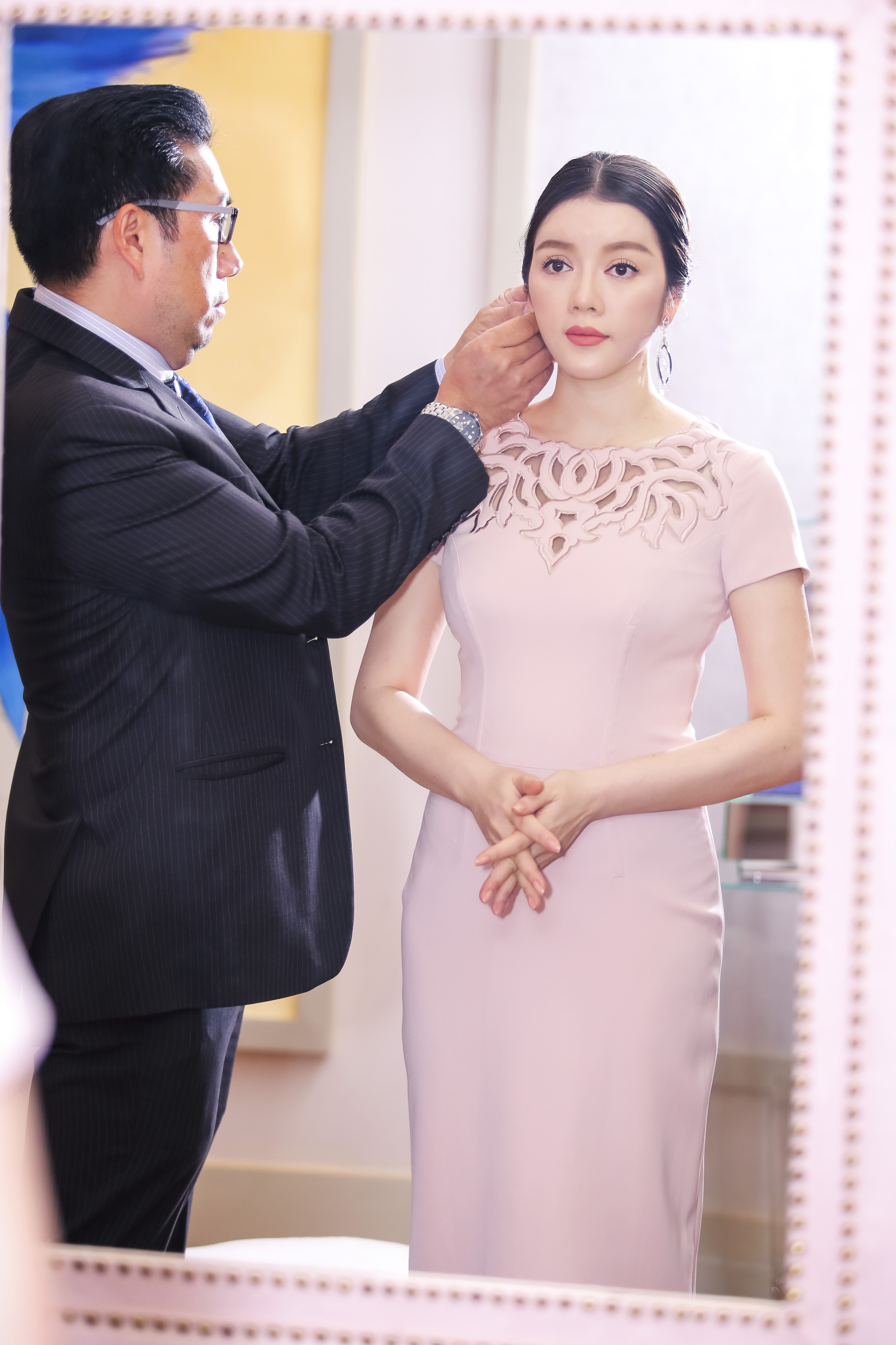 Mới đây, Lý Nhã Kỳ đã dành ra gần 1 buổi để thử trang phục và phụ kiện đến từ các thương hiệu nổi tiếng trên thế giới để chuẩn bị cho sự kiện sẽ được diễn ra vào tối ngày 17/12 tới tại Hà Nội. 