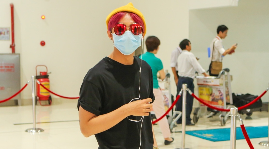 Son Tung M-TP nguy trang kin mit o san bay hinh anh