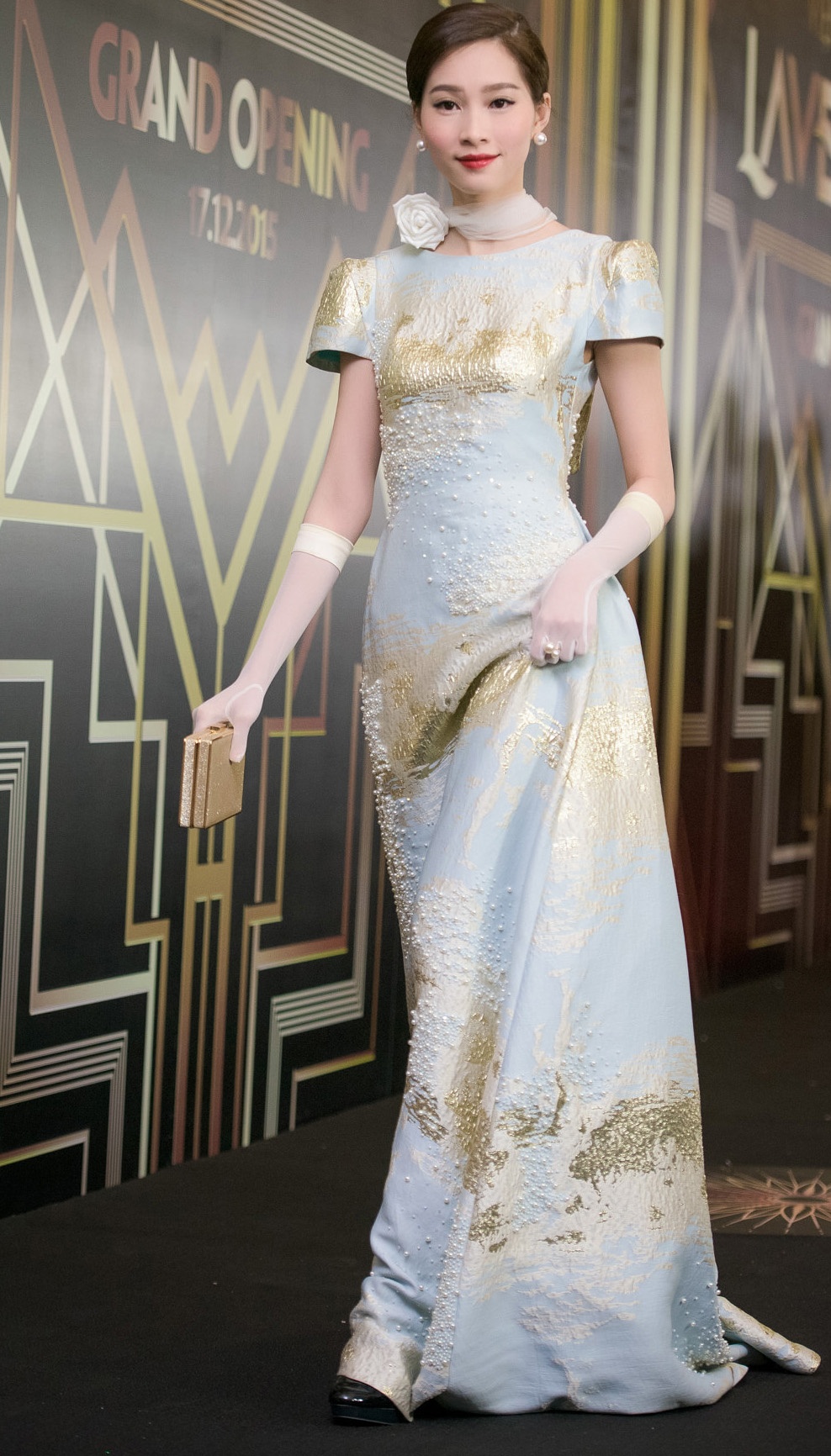 Hoa hậu Đặng Thu Thảo trung thành với gu thời trang thanh lịch, kín đáo. 