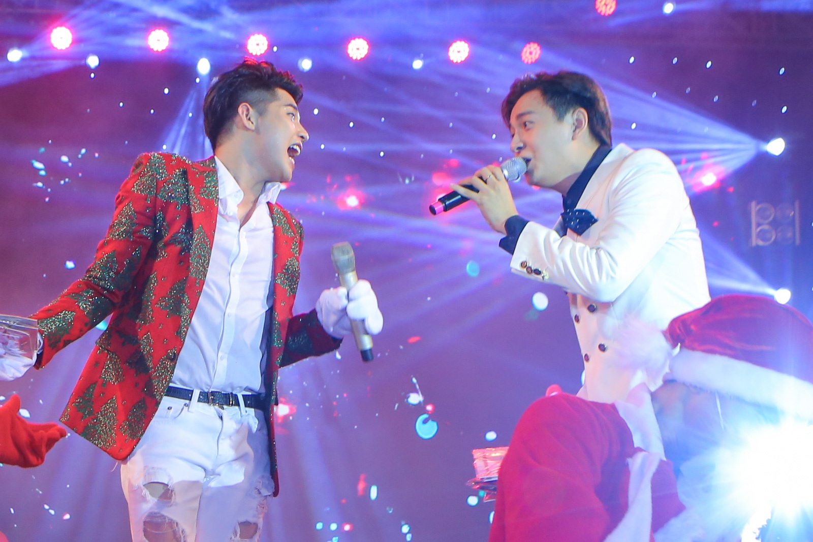 Ngô Kiến Huy xuất hiện ở cuối chương trình, hát cùng Noo ca khúc “Sài Gòn giáng sinh” vui tươi, trẻ trung.