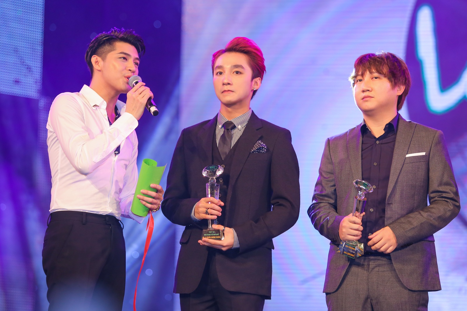 Sơn Tùng 3 lần được xướng tên trong lễ trao giải Làn Sóng Xanh 2015.