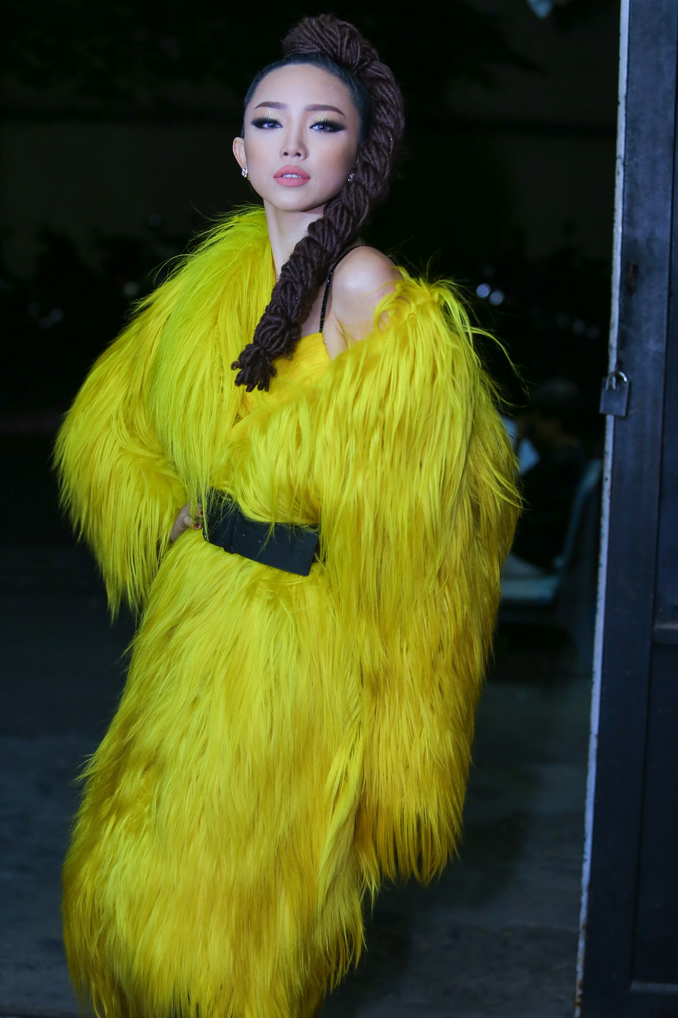 Tóc Tiên diện trang phục lạ mắt cùng mái tóc giả ấn tượng. Nữ ca sĩ có một năm thành công nhờ hit Ngày mai cũng vũ đạo cồng chiêng gây sốt trong giới trẻ.