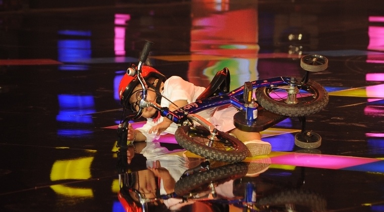 Cam Ly xot xa khi Ku Tin nga xe dap hinh anh