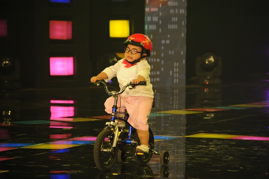 Cam Ly “xot xa” chung kien Ku Tin nga tren san khau hinh anh