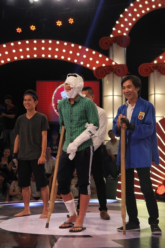 Anh chàng phụ diễn (giữa) giúp nhóm giành 20 triệu đồng.