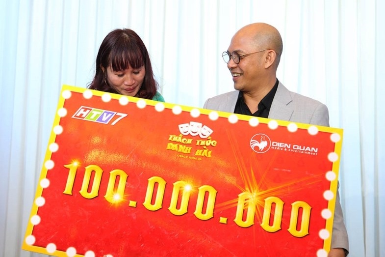 Chị Dần bật khóc khi nhận giải thưởng lớn.