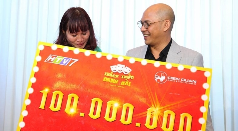 Co gai dan toc Thai bat khoc khi nhan 100 trieu dong hinh anh