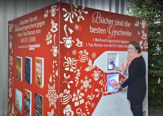 Máy đổi quà Noel lấy sách.