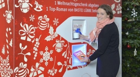 May doi qua Noel lay sach hinh anh