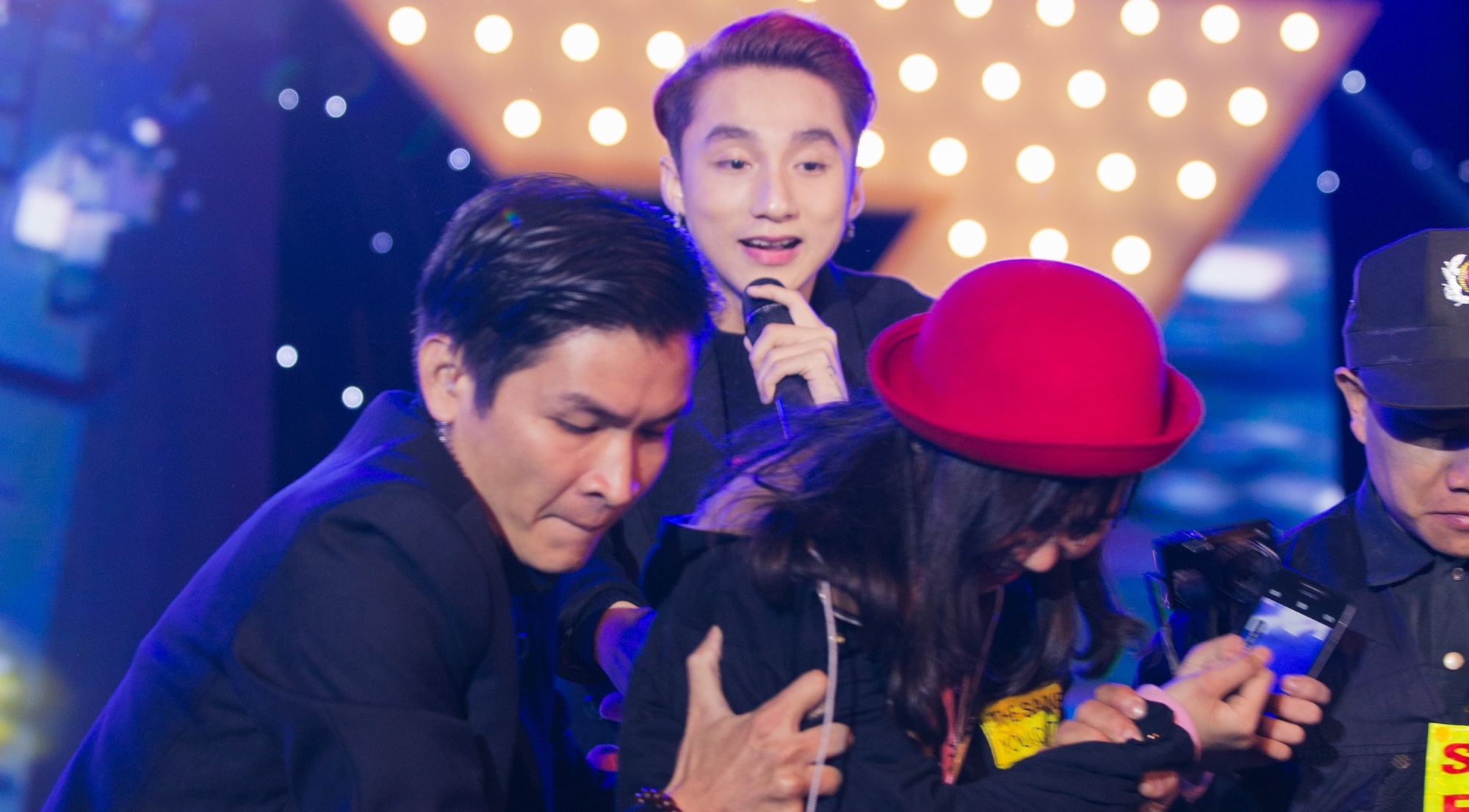 30.000 khan gia chen lan, xo day khi gap Son Tung, Toc Tien hinh anh