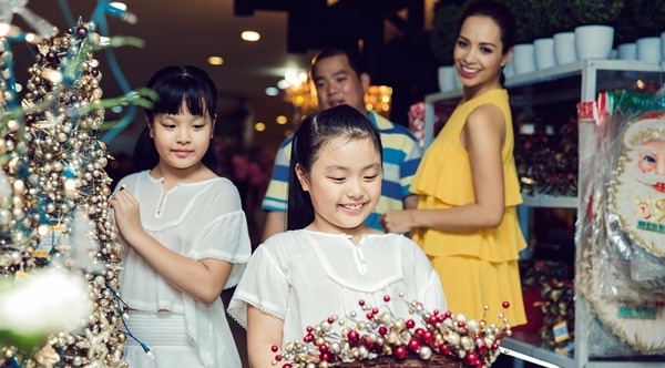 Con gai Thuy Hanh quay tung khi di mua sam cung ba me hinh anh