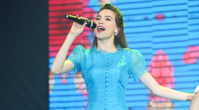 Ho Ngoc Ha, Giang Hong Ngoc hat mung nam moi hinh anh