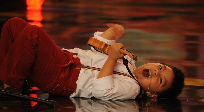 Doi thu Ku Tin lan lon tren san khau hinh anh