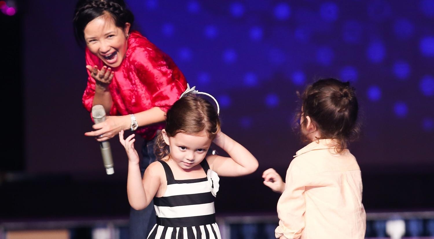 Cap song sinh lai Tay cua Hong Nhung quay tren san khau hinh anh