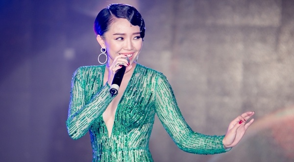 Toc Tien bien hoa phong cach khi tham du event hinh anh