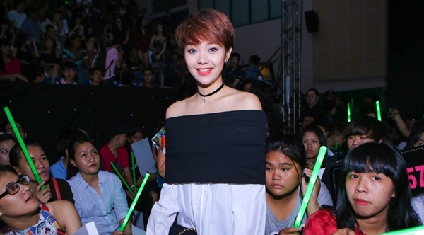 Minh Hang rang ro di xem The Remix sau khi nha bi trom hinh anh