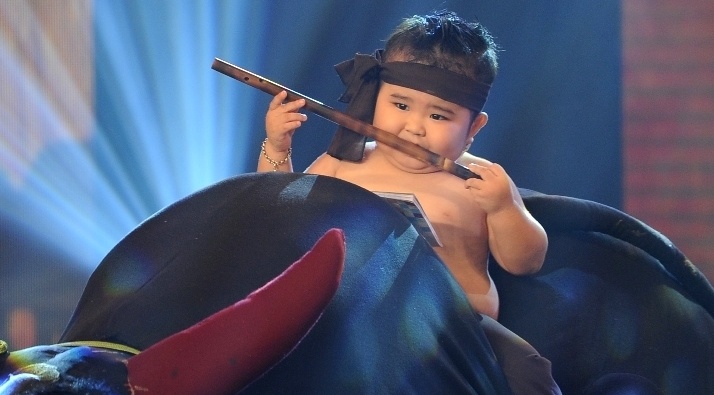 Ku Tin coi ao huan luyen trau tren san khau hinh anh