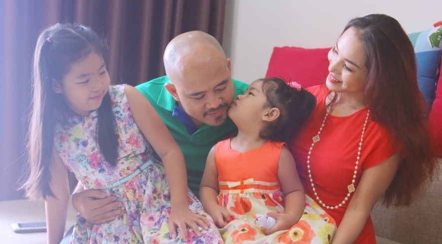 Hoang Le Vi hat ve ky niem cua chong va nguoi yeu cu hinh anh