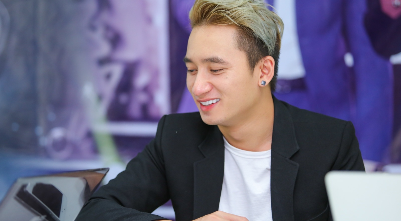 Phan Manh Quynh dang yeu mot co gai de thuong hinh anh