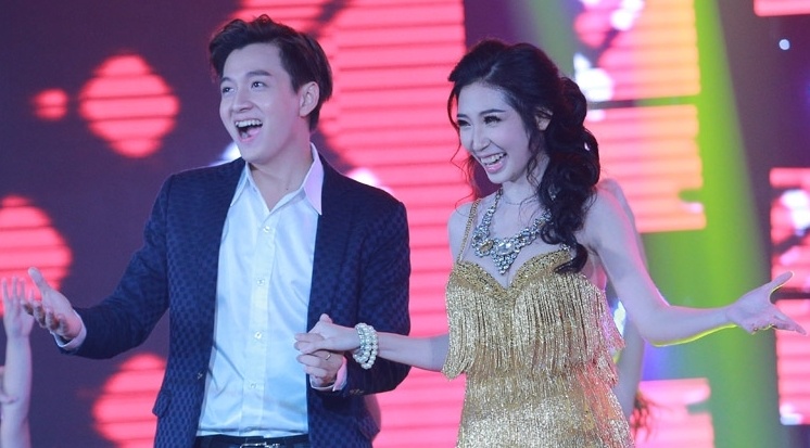 Dong Nhi, Khong Tu Quynh tinh tu cung ban trai tren san khau hinh anh