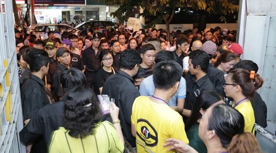 4.000 khan gia chen lan vao xem show Hoai Linh hinh anh