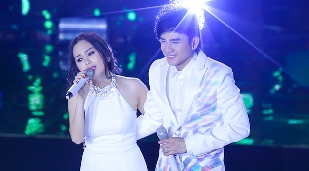 Cam Ly om chat Dan Truong khi hat tren khong hinh anh