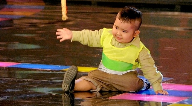 Ku Tin lam cong nhan ve sinh, te nga tren san khau hinh anh