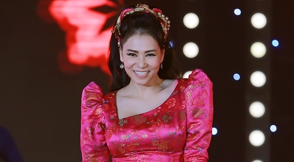 Sao nu Vpop dien ao dai hat mung xuan hinh anh