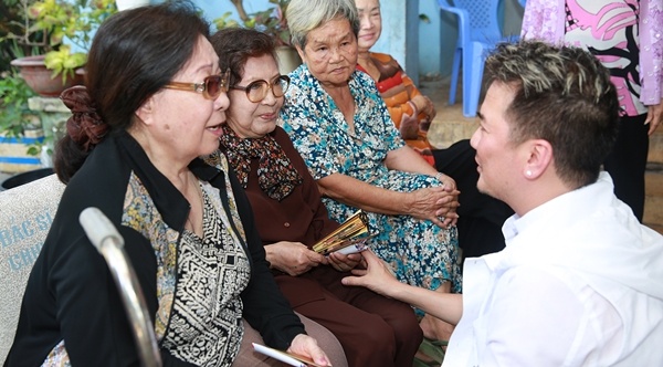 Mr. Dam trao qua cho nghe si ngheo hinh anh