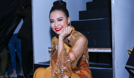 Hoang Thuy Linh cang thang, Soobin an banh mi truoc gio thi hinh anh