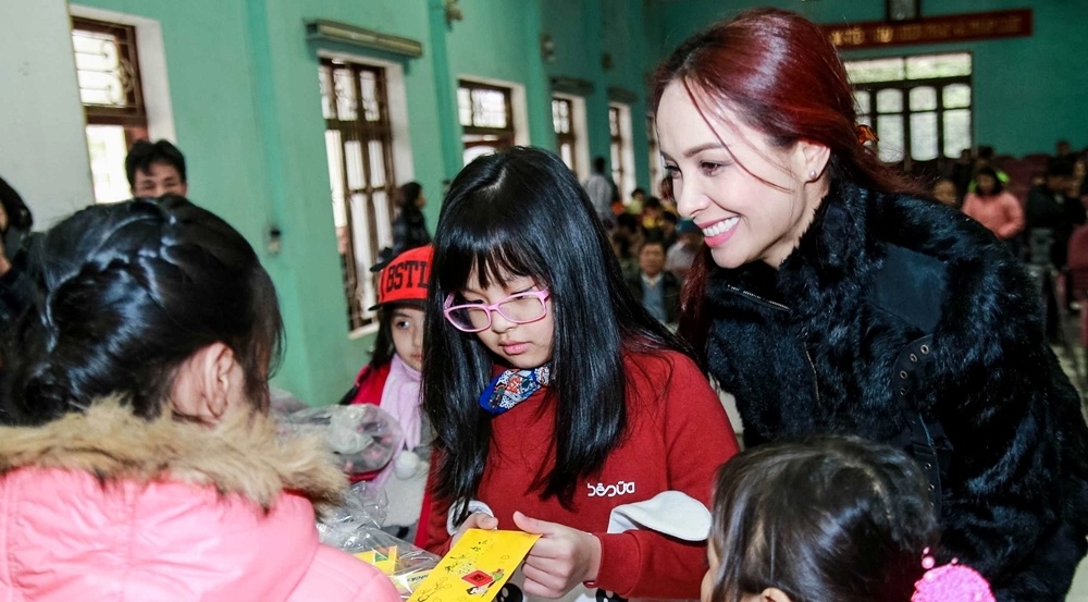 Thuy Hanh dua con gai di lam tu thien giua troi ret hinh anh