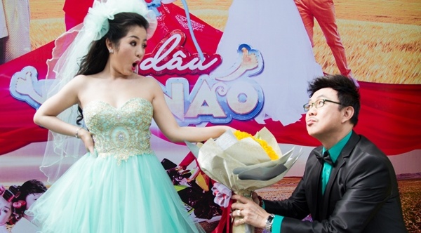 Thuy Nga mac vay co dau trong hop bao hinh anh