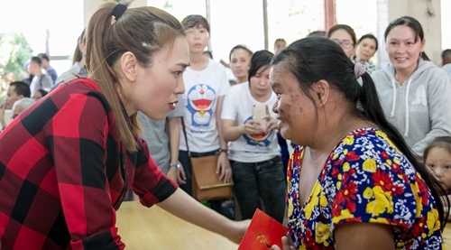 My Tam tang qua nguoi khuyet tat ngheo o Tien Giang hinh anh