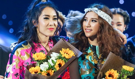 Emily, Hanh Sino dung chan o The Remix hinh anh