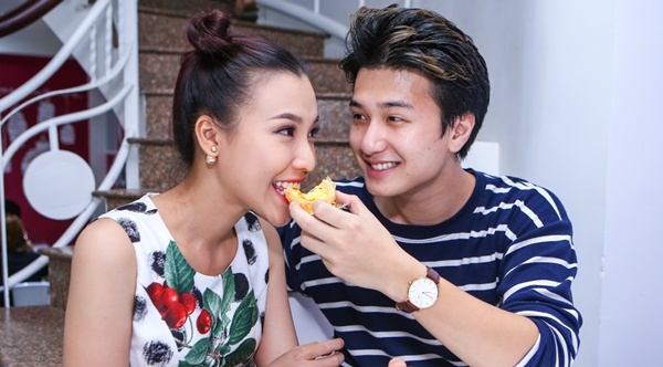 Huynh Anh cham soc ban gai Hoang Oanh o su kien hinh anh