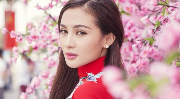 Kelly diu dang ao dai xuong pho ngay xuan hinh anh