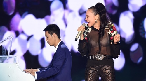 Thu Minh dien trang phuc mong tang tren song truc tiep hinh anh