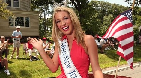 Thi sinh Hoa hau My 2014 qua doi vi tai nan giao thong hinh anh