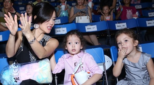 Hong Nhung dua hai con di xem nhac hinh anh