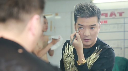 Mr. Dam tu trang diem truoc khi len san khau hinh anh